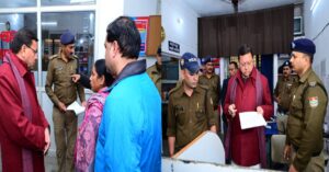 औचक निरीक्षण में मुख्यमंत्री पुष्कर सिंह धामी सख़्त, थानेदार लाइन हाज़िर